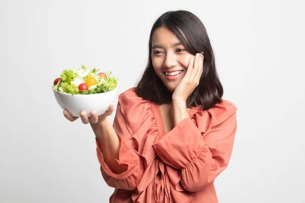 Friska Asiatisk Kvinna Med Sallad Vit Bakgrund — Stockfoto