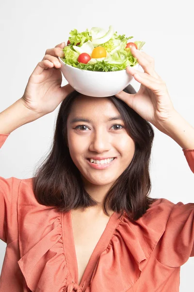Friska Asiatisk Kvinna Med Sallad Vit Bakgrund — Stockfoto