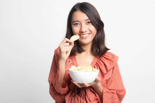 Jovem Mulher Asiática Comer Batatas Fritas Fundo Branco — Fotografia de Stock