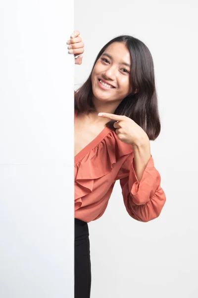 Joven Mujer Asiática Señalar Signo Blanco Sobre Fondo Blanco — Foto de Stock