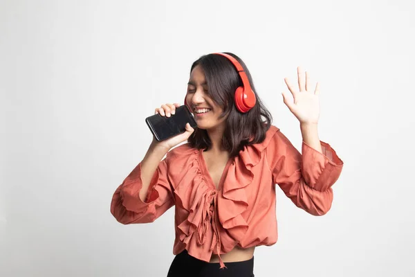 Mooi Aziatisch Meisje Luisteren Muziek Met Haar Hoofdtelefoon Witte Achtergrond — Stockfoto