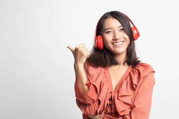 Mooi Aziatisch Meisje Luisteren Muziek Met Haar Koptelefoon Wijzen Naar — Stockfoto