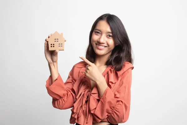 Glad Ung Asiatisk Kvinna Med Hus Modell Vit Bakgrund — Stockfoto
