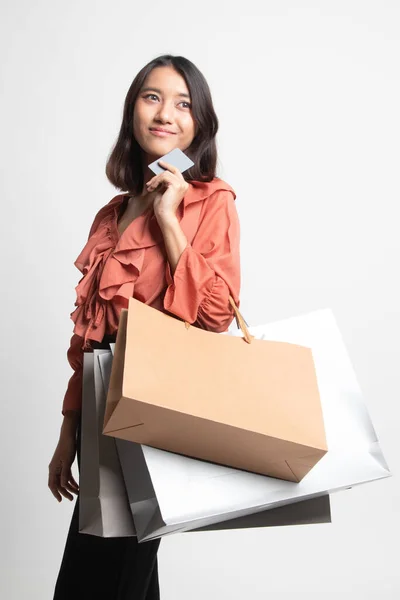 年轻的亚洲妇女与购物袋和空白卡在白色背景 — 图库照片
