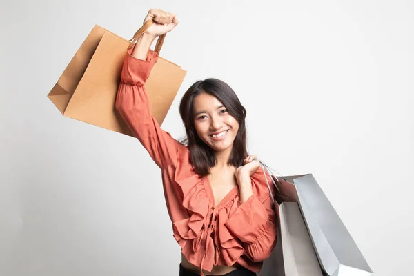 Jovem Mulher Asiática Feliz Com Saco Compras Fundo Branco — Fotografia de Stock