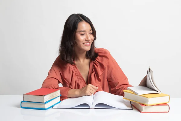 Ung Asiatisk Kvinna Läsa Bok Med Böcker Bord Vit Bakgrund — Stockfoto