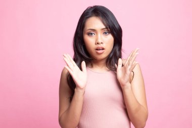 Şok olmuş genç Asyalı kadın pembe arka planda