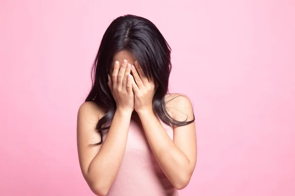 Tråkig Ung Asiatisk Kvinna Gråta Med Handflata Till Ansikte Rosa — Stockfoto