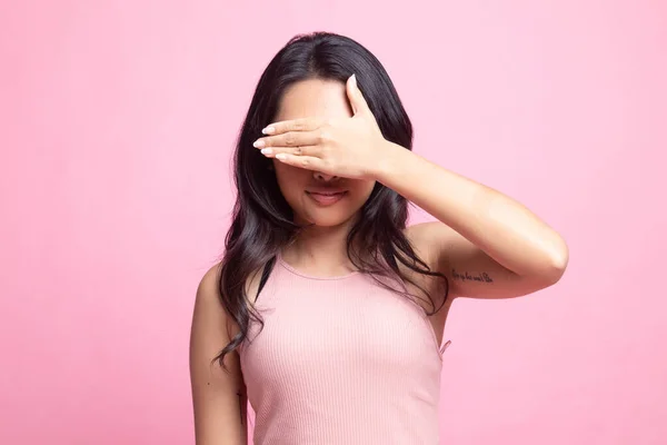 Ung Asiatisk Kvinna Blunda Med Handen Rosa Bakgrund — Stockfoto