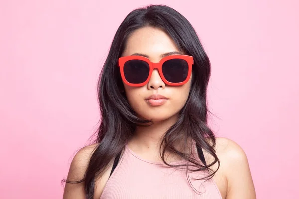 Retrato Una Hermosa Joven Asiática Gafas Sol Sobre Fondo Rosa — Foto de Stock
