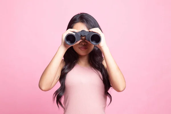 Giovane Donna Asiatica Con Binocolo Sfondo Rosa — Foto Stock