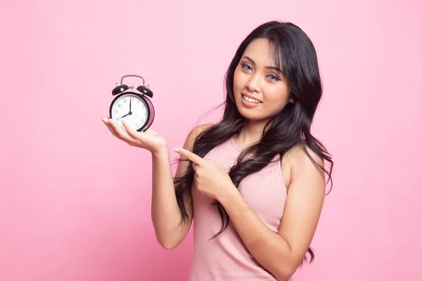 Joven Asiática Mujer Punto Reloj Rosa Fondo —  Fotos de Stock