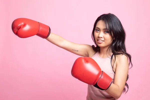 Mladá Asijská Žena Červenými Boxerskými Rukavicemi Růžovém Pozadí — Stock fotografie