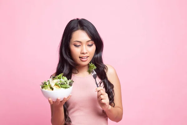 Gesunde Asiatin Mit Salat Auf Rosa Hintergrund — Stockfoto