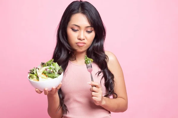 Asiatische Frau Hassen Salat Auf Rosa Hintergrund — Stockfoto