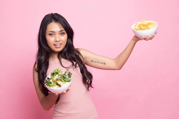 Ung Asiatisk Kvinna Med Potatischips Och Sallad Rosa Bakgrund — Stockfoto