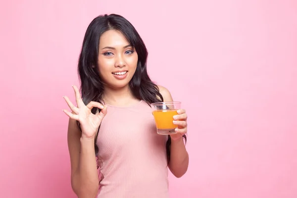 Joven Mujer Asiática Beber Zumo Naranja Mostrar Signo Fondo Rosa — Foto de Stock