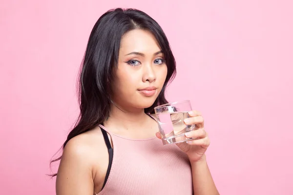 Ung Asiatisk Kvinna Med Ett Glas Dricksvatten Rosa Bakgrund — Stockfoto