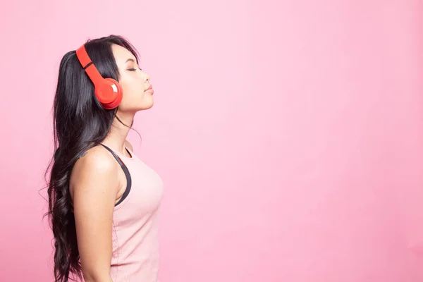 Bastante Asiático Chica Escuchar Música Con Auriculares Rosa Fondo — Foto de Stock