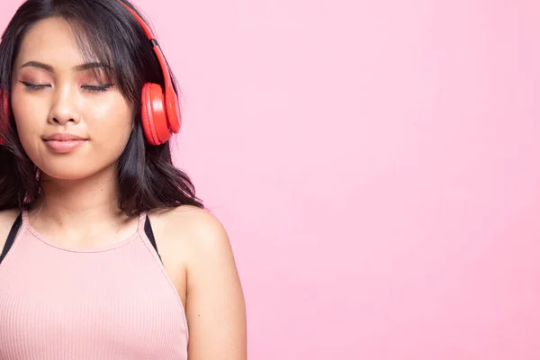 Bastante Asiático Chica Escuchar Música Con Auriculares Rosa Fondo — Foto de Stock