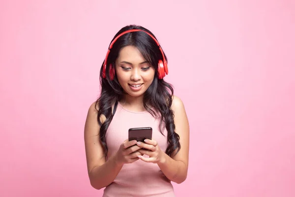 Mooi Aziatisch Meisje Luisteren Muziek Met Haar Hoofdtelefoon Roze Achtergrond — Stockfoto