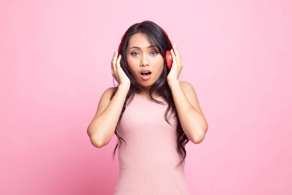 Hezké Asijské Dívka Poslech Hudby Jejími Sluchátky Růžovém Pozadí — Stock fotografie