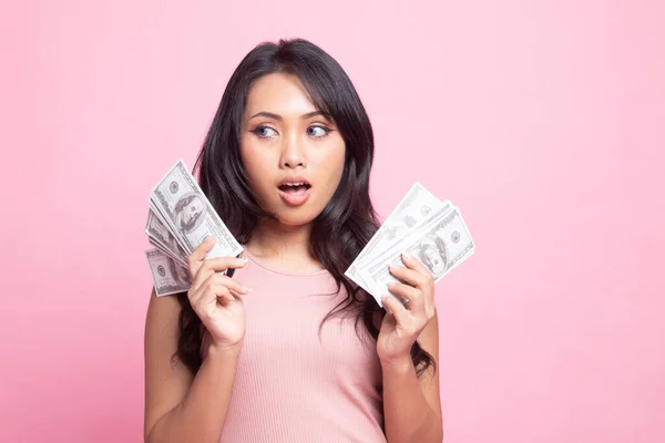 Portrét Mladé Asijské Ženy Ukazující Spoustu Peněz Bankovky Růžovém Pozadí — Stock fotografie