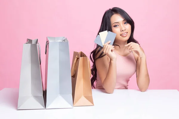 Giovane Donna Asiatica Con Shopping Bag Carta Bianca Sfondo Rosa — Foto Stock