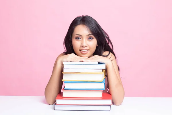 Feliz Joven Asiática Mujer Leer Libro Con Libros Mesa Sobre — Foto de Stock