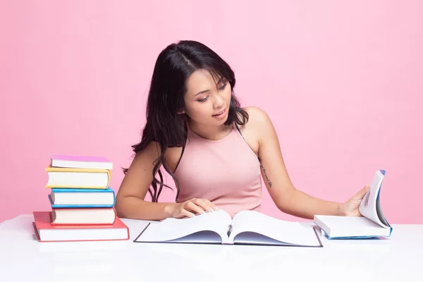 Młoda Azjatka Czytała Książkę Książkami Różowym Tle — Zdjęcie stockowe