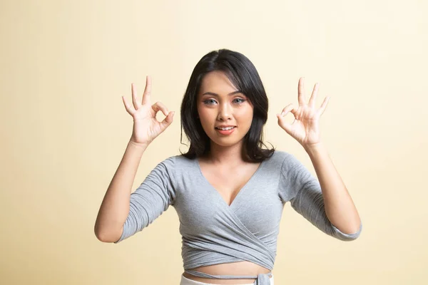 Asijské Žena Show Double Ruční Znamení Úsměv Béžové Pozadí — Stock fotografie