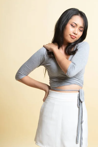 Young Asian Woman Got Back Pain Beige Background — Stock Photo, Image