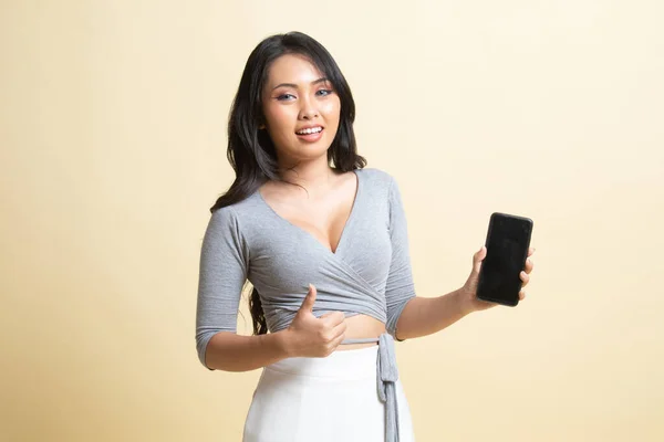 Молода Азіатка Показує Великий Палець Мобільним Телефоном Бежевому Тлі — стокове фото
