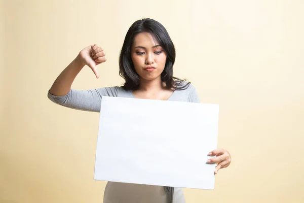 Jong Aziatische Vrouw Tonen Duimen Naar Beneden Met Wit Blanco — Stockfoto