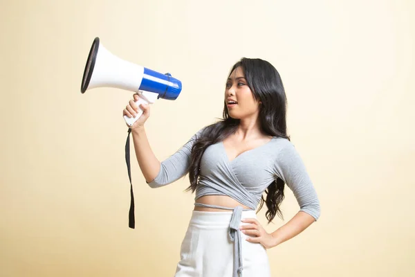 Hermosa Mujer Asiática Joven Anunciar Con Megáfono Sobre Fondo Beige —  Fotos de Stock