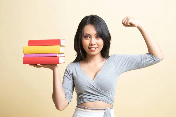 Jovem Mulher Asiática Estudando Com Livros Maio Fundo Bege — Fotografia de Stock