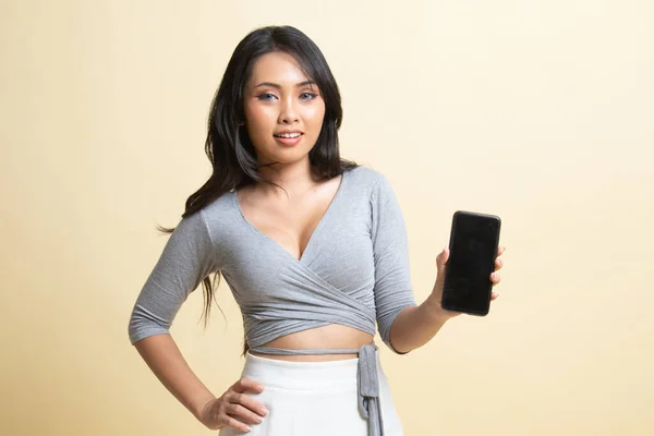 Молодая Азиатка Мобильным Телефоном Бежевом Фоне — стоковое фото