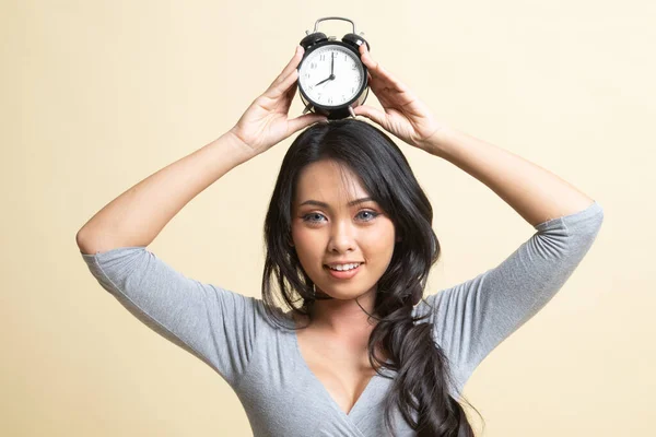 Joven Mujer Asiática Sonrisa Con Reloj Sobre Fondo Beige —  Fotos de Stock
