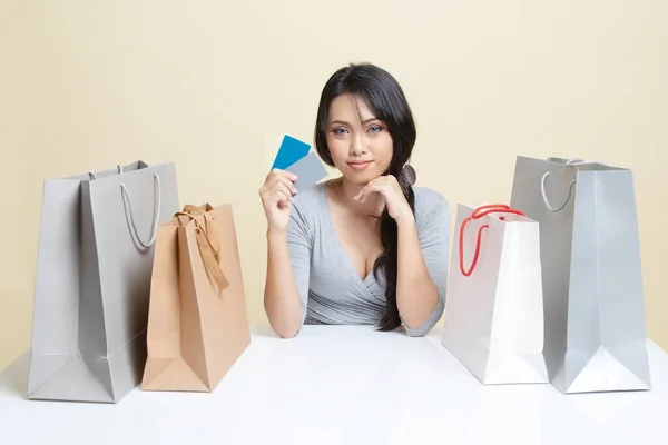 Jovem Mulher Asiática Com Saco Compras Cartão Branco Fundo Bege — Fotografia de Stock