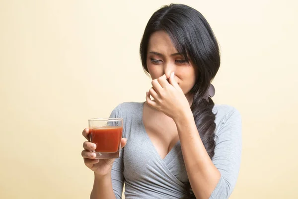 Joven Mujer Asiática Odia Jugo Tomate Sobre Fondo Beige — Foto de Stock