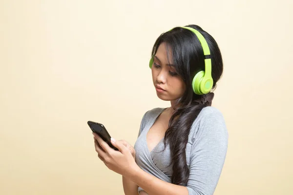 Ładna Azji Dziewczyna Słuchanie Muzyka Jej Słuchawki Beżowy Tło — Zdjęcie stockowe