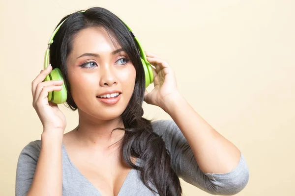 Mooi Aziatisch Meisje Luisteren Muziek Met Haar Hoofdtelefoon Beige Achtergrond — Stockfoto