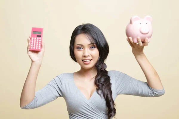 Asian Woman Calculator Piggy Bank Beige Background — Stock Photo, Image