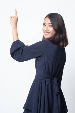 Asyalı kadın belgili tanımlık perde ile beyaz arka plan parmağına dokunmak