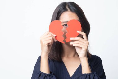 Beyaz arka plan üzerinde kırık kalpli güzel genç Asyalı kadın