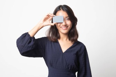 Genç Asyalı kadın gözü beyaz arka plan üzerinde boş kartı ile