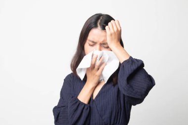 Genç Asyalı kadın hasta ve grip beyaz arka plan üzerinde var