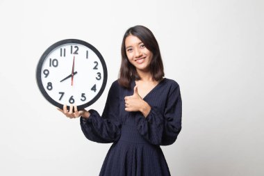 Genç Asyalı kadın başparmak yukarıya beyaz arka plan üzerinde bir saatli