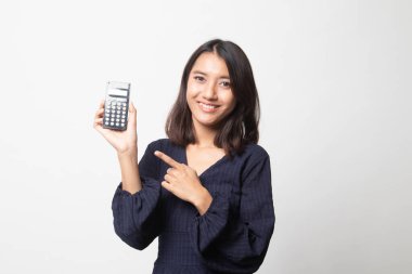 Asyalı kadın gelin beyaz arka plan üzerinde hesap makinesi için