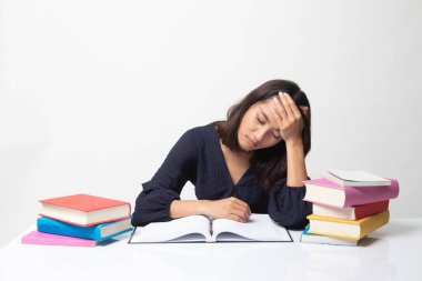 Yorgun Genç Asyalı kadın tablo kitapları ile beyaz arka plan üzerine bir kitap okumak